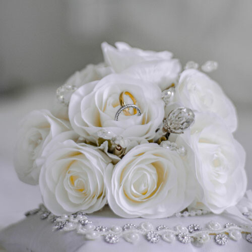 graphic: bouquet of white roses