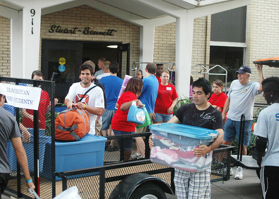 Lending a hand to new Southern Wesleyan students