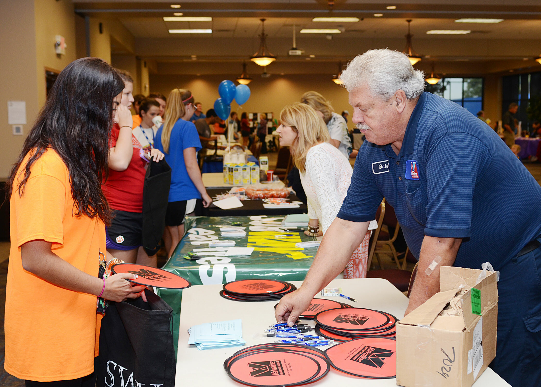 Fair acquaints new students with community, services 