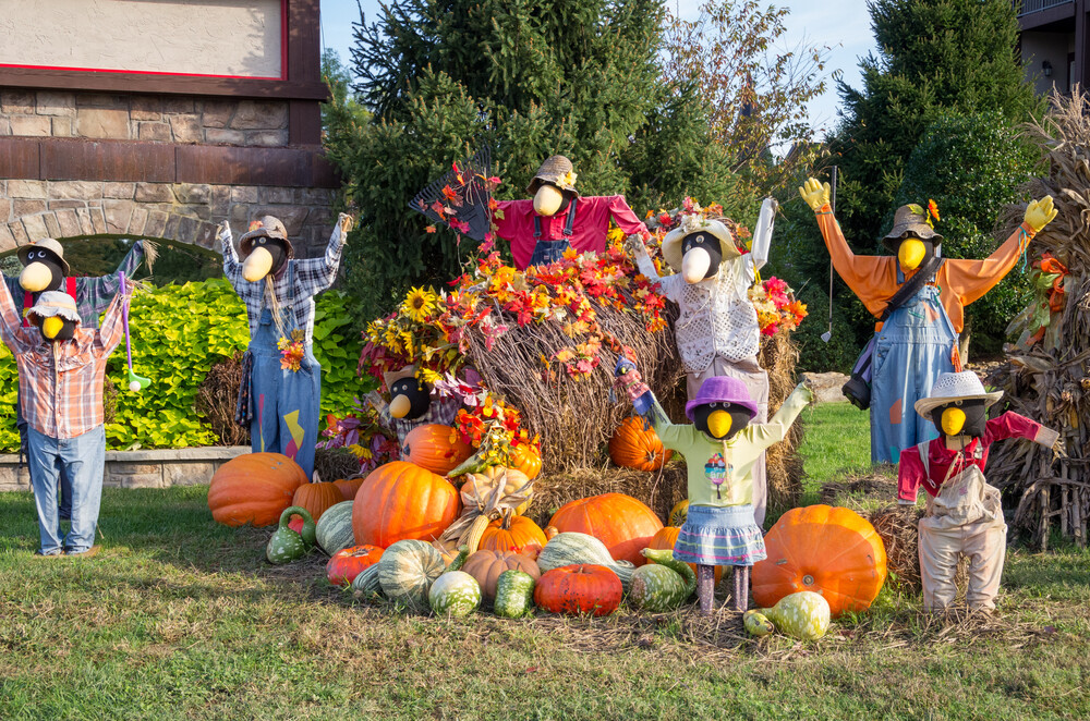 fall-scarecrows-display