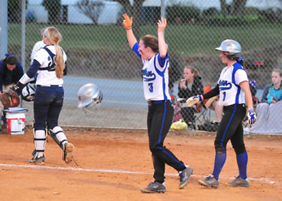 Softball clinches spot in SSAC Tournament