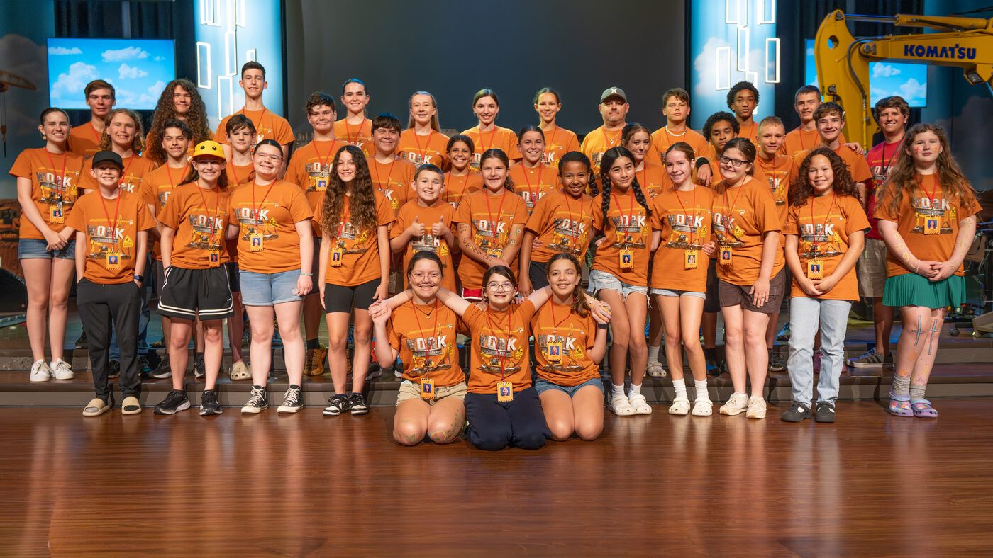 Kidapalooza mission team students in orange shirts