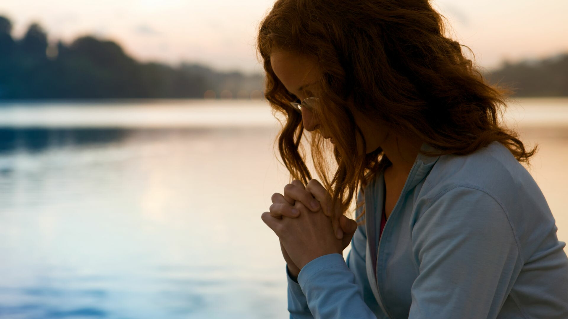 woman-bowing-head-in-prayer