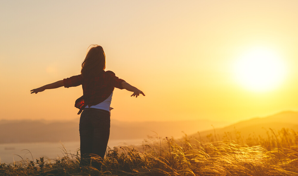 backview-joyful-woman-sunset