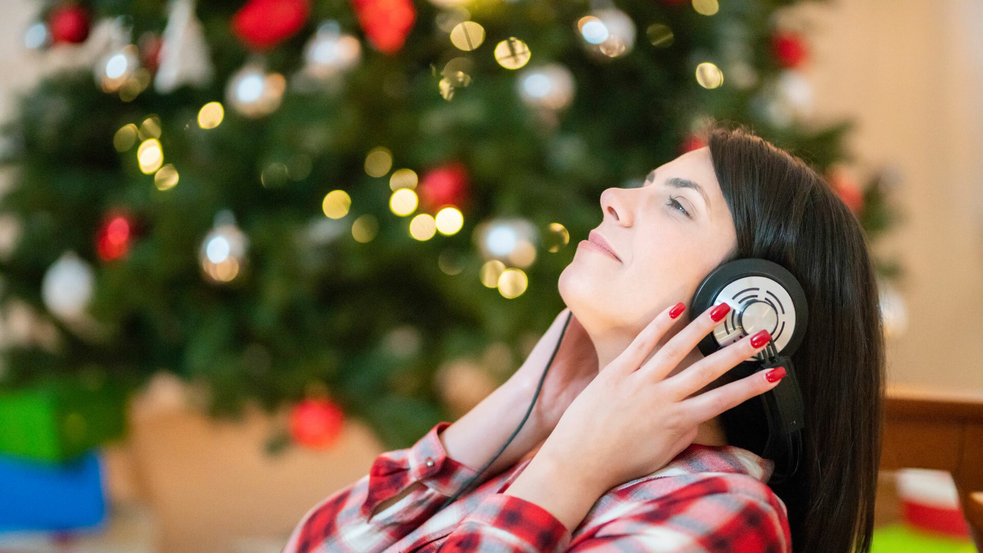 listening-to-Christmas-music