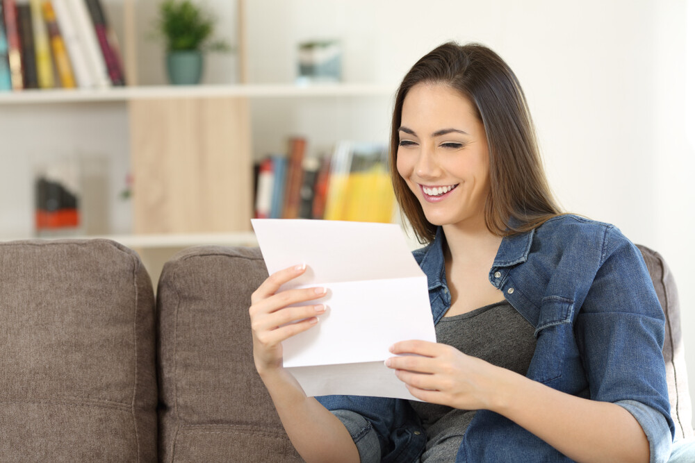 happy-college-girl-reading-letter