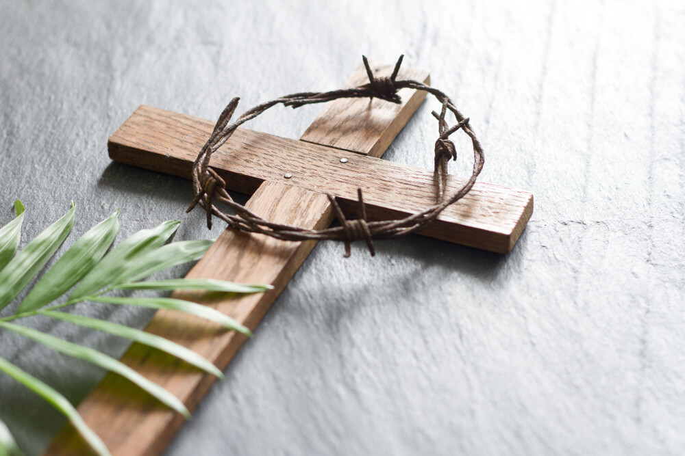 crown-of-thorns-against-wooden-cross