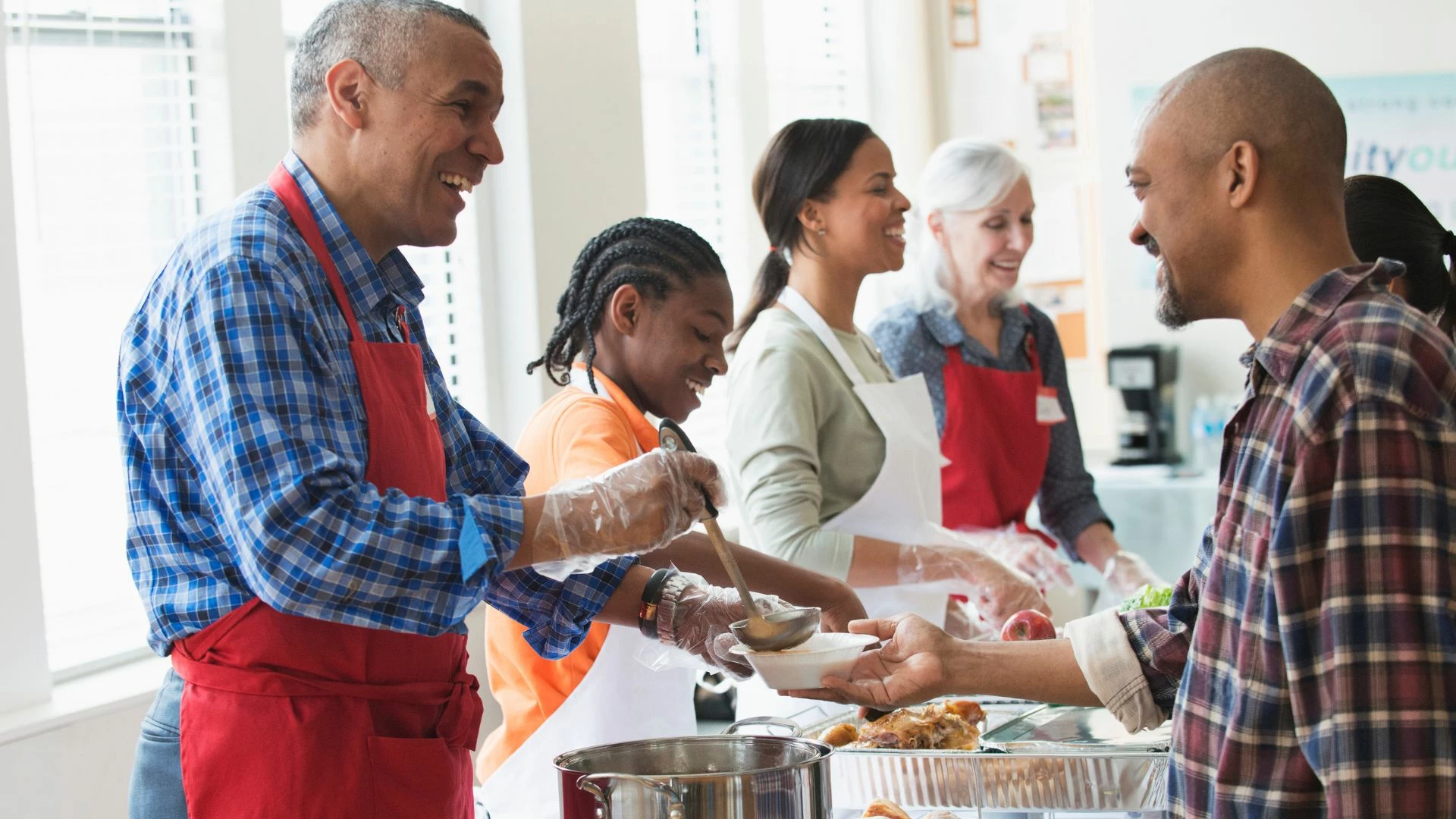 family-volunteering-together-at-Christmas