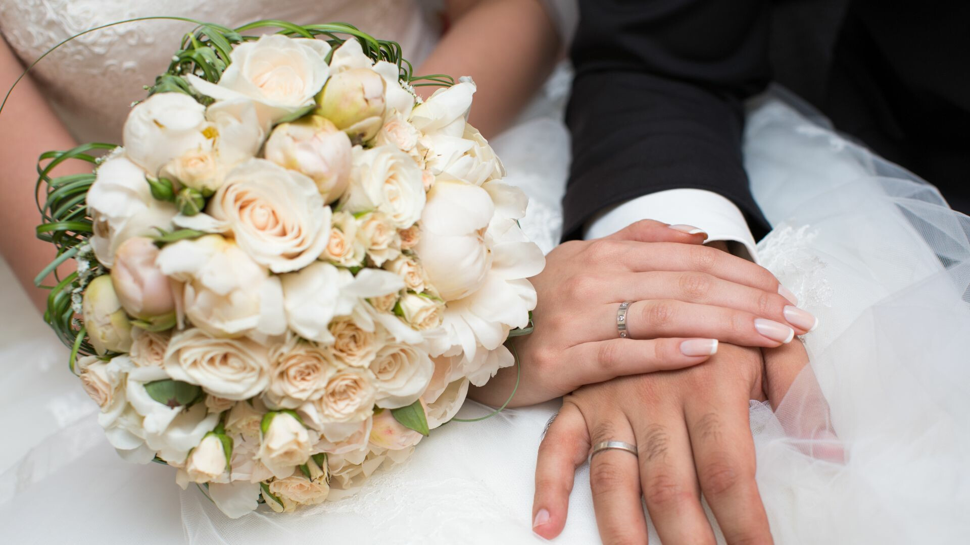wedding-close-up-of-bride-and-grooms-hands