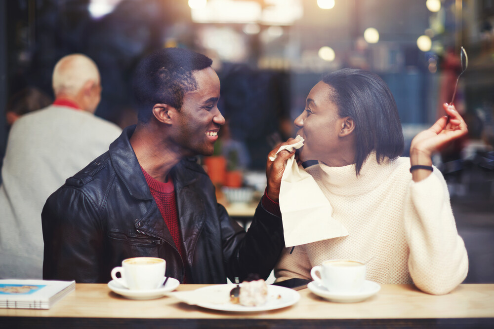 happy-young-couple-having-fun-in-coffee-shop