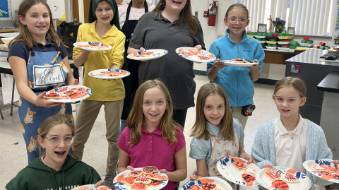 Cake decorating club teaches students tasty skills
