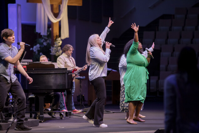 Worship at Arden Hills