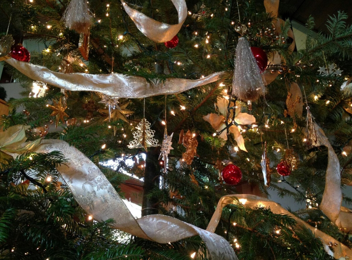 Add lights to Christmas tree