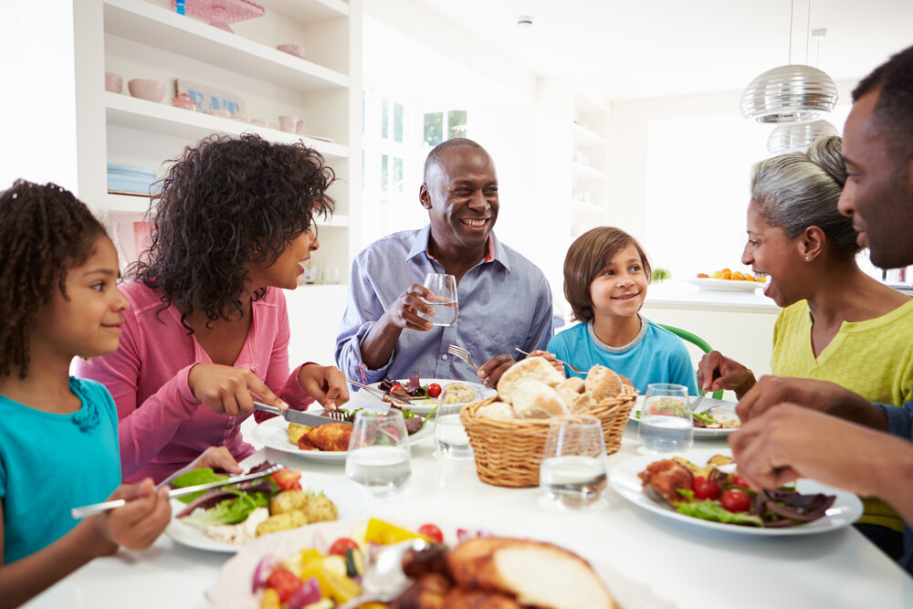 happy-family-around-the-Thanksgiving-dinner-table