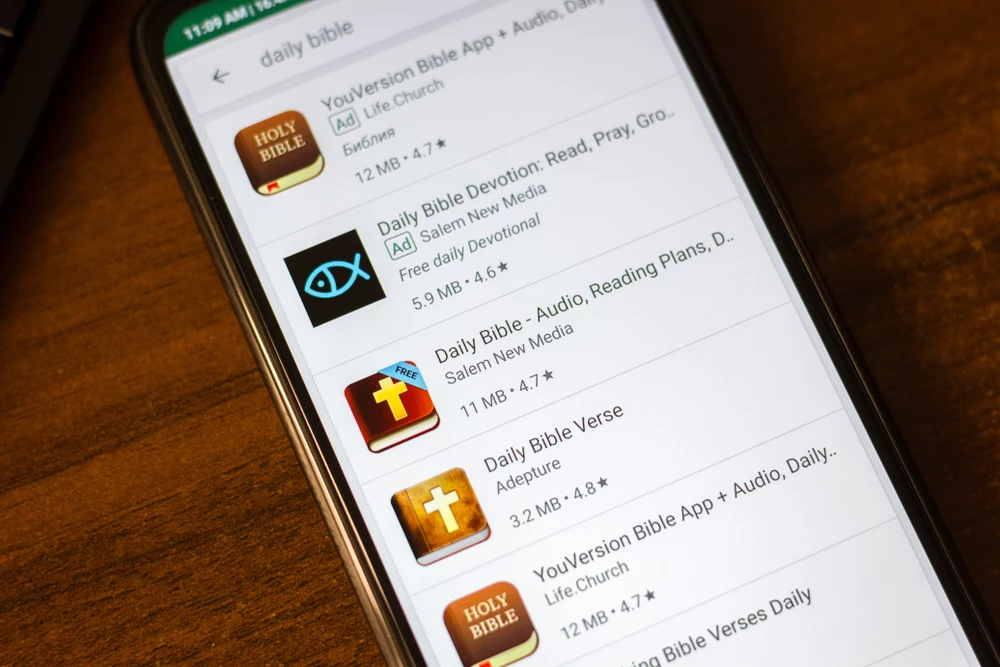 close-up-of-cell-phone-with-list-of-Bible-apps