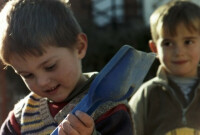 Kosovo - kids with shovel