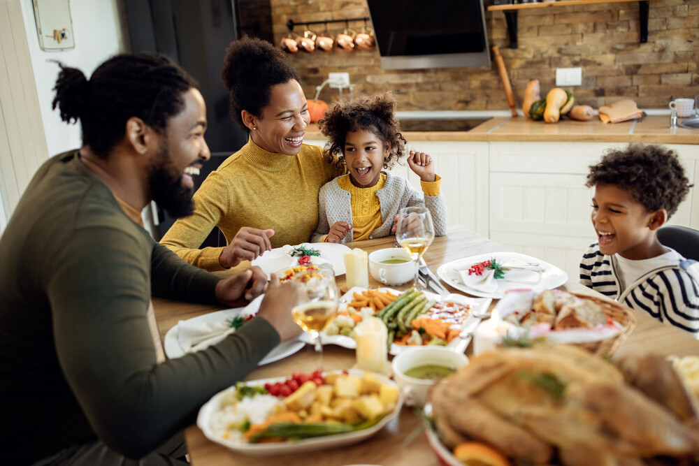 family-talking-and-having-fun-at-Thanksgiving-lunch