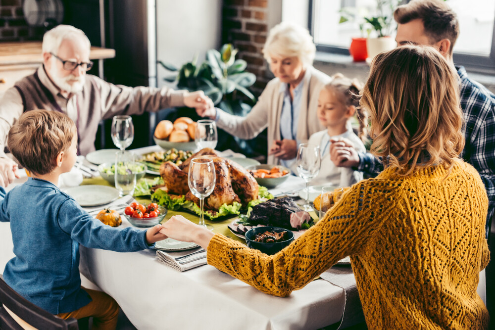 family-praying-together-around-the-thanksgiving-table