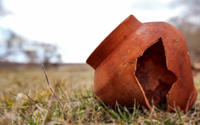 Image of a broken clay pot.