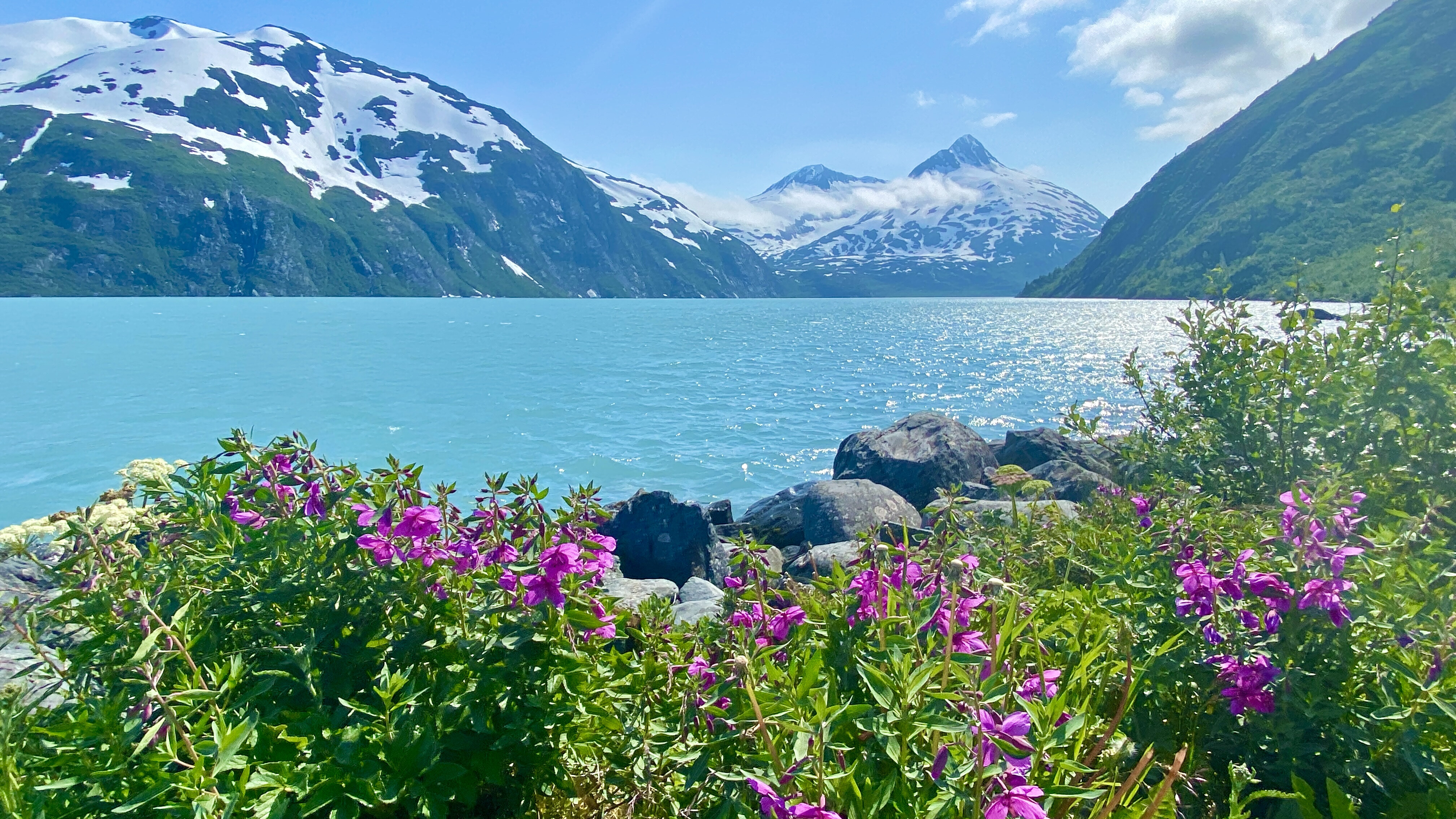 Portage-Glacier-beautiful-Alaska-scenery-mountainscape
