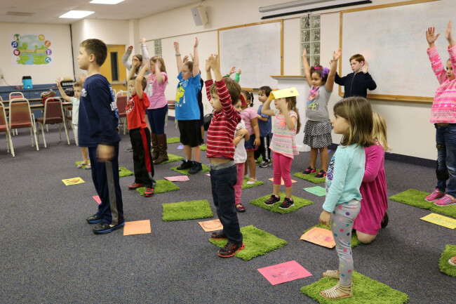 kids singing in worship arts class