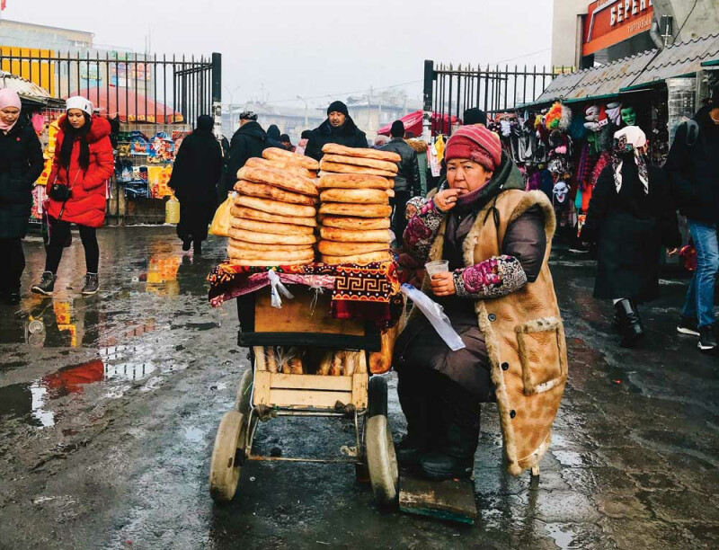 A woman selling bread called “Lepioshka” in the bazaard