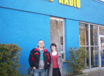 Wasilewscy przed budynkiem radia