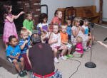 FW 2011 Dzieci przygotowują się do śpiewu.