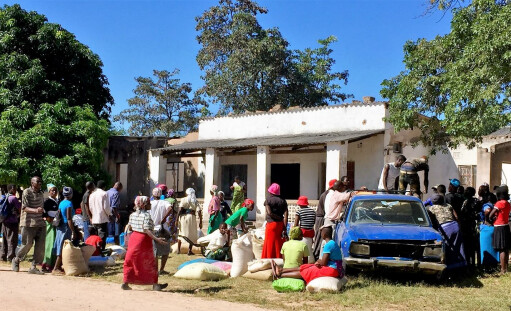 Mealie Meal distribution at Dzobo, Zimbabwe